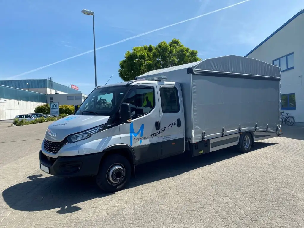 Festplateau mit Planenaufbau